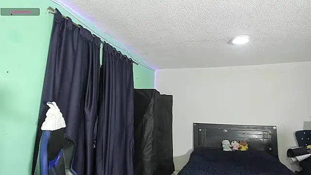 TYLERhHOT2005 online show from March 2026 01:27:02 AM