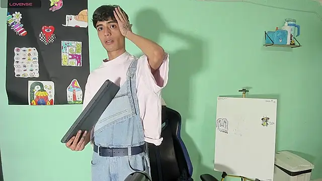 TYLERhHOT2005 online show from April 2026 03:23:01 AM