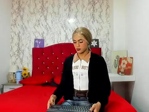 Snapshot of Alejandra_and_James_ chatting on April 2026 11:25:01 AM Alejandra and James online show from April 2026 11:25:01 AM