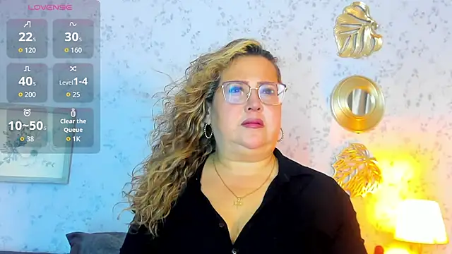 Martinacurvy  online show from April 2026 10:55:01 AM