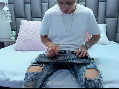 Snapshot of ZoeGrey chatting on April 2026 01:05:02 PM ZoeGrey online show from April 2026 01:05:02 PM