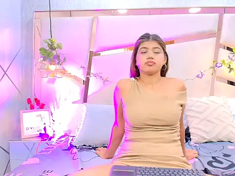 Snapshot of WinnieClarke chatting on April 2026 12:06:02 PM WinnieClarke online show from April 2026 12:06:02 PM