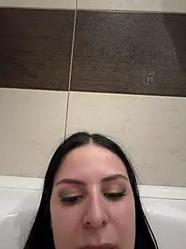 EvaSmeet online show from April 2026 07:58:02 PM