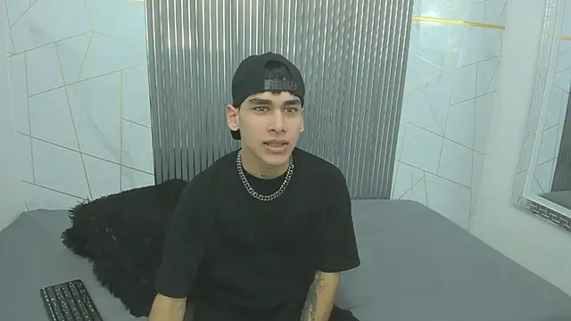 Kitsune 44 online show from April 2026 07:22:01 PM