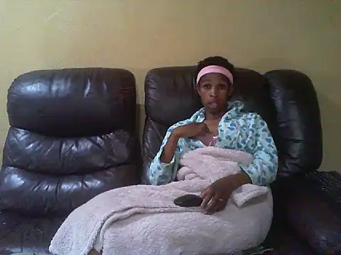 Snapshot of Queen-minaji chatting on April 2026 12:38:01 PM Queen-minaji online show from April 2026 12:38:01 PM