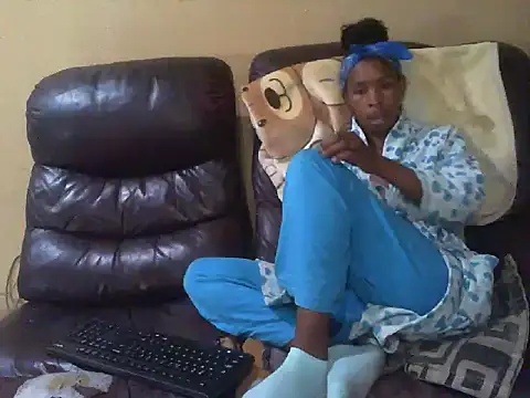 Snapshot of Queen-minaji chatting on April 2026 06:30:02 AM Queen-minaji online show from April 2026 06:30:02 AM