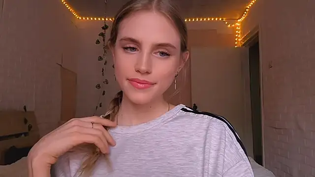 Snapshot of EveCoutch chatting on April 2026 12:06:02 PM EveCoutch online show from April 2026 12:06:02 PM