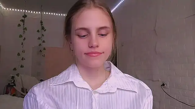 Snapshot of EveCoutch chatting on April 2026 12:10:01 PM EveCoutch online show from April 2026 12:10:01 PM