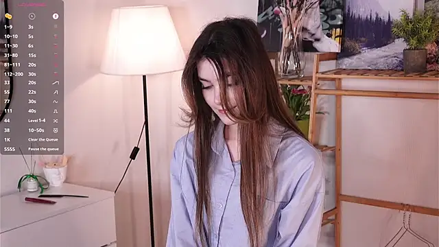 CherlyGuss online show from April 2026 04:42:01 AM