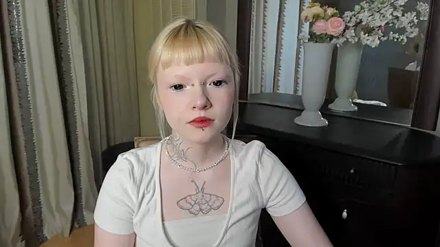 Snapshot of EIanorPuglia chatting on March 2026 06:57:01 AM EIanorPuglia online show from March 2026 06:57:01 AM