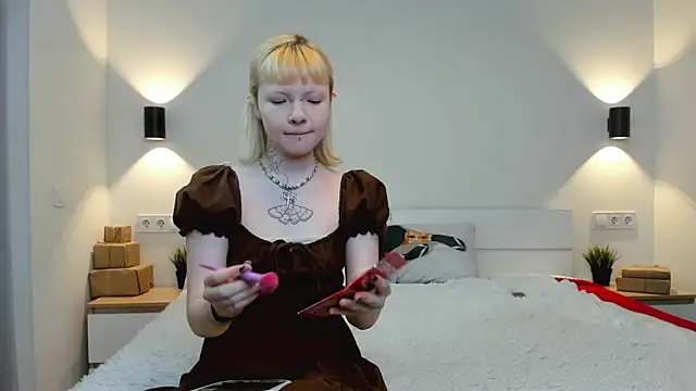 Snapshot of EIanorPuglia chatting on April 2026 04:56:01 AM EIanorPuglia online show from April 2026 04:56:01 AM