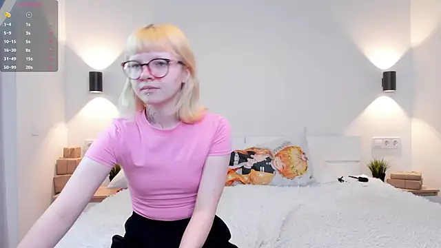 Snapshot of EIanorPuglia chatting on April 2026 04:28:02 AM EIanorPuglia online show from April 2026 04:28:02 AM