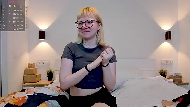 Snapshot of EIanorPuglia chatting on April 2026 07:45:01 AM EIanorPuglia online show from April 2026 07:45:01 AM