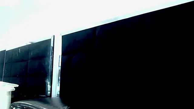 LuckyBluex online show from April 2026 09:05:02 PM