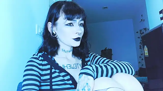 Snapshot of H3xD0ll chatting on April 2026 11:24:01 PM H3xD0ll online show from April 2026 11:24:01 PM