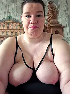 Snapshot of curvystachel42 chatting on April 2026 01:16:01 PM curvystachel42 online show from April 2026 01:16:01 PM