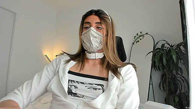 LilyReina online show from April 2026 06:20:01 PM