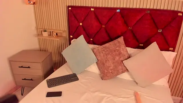 Snapshot of VictoriaKane chatting on April 2026 01:45:02 PM VictoriaKane online show from April 2026 01:45:02 PM