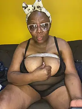 Snapshot of BoobsQueeen chatting on June 2026 04:13:02 AM BoobsQueeen online show from June 2026 04:13:02 AM