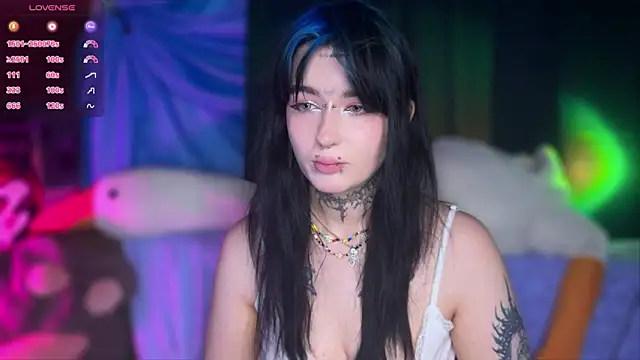 Snapshot of CallmeDistress chatting on April 2026 07:00:01 AM CallmeDistress online show from April 2026 07:00:01 AM