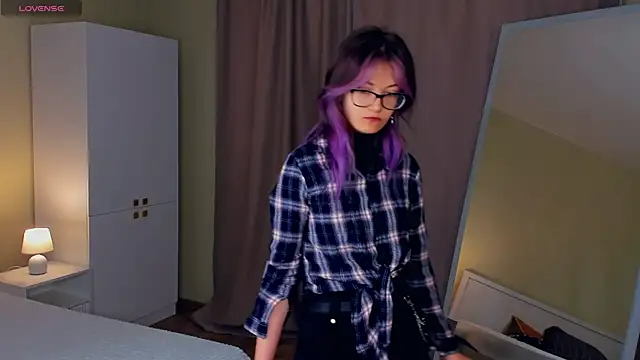 Snapshot of SuRenzi chatting on April 2026 01:30:01 PM SuRenzi online show from April 2026 01:30:01 PM