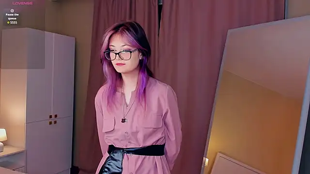 Snapshot of SuRenzi chatting on April 2026 02:50:01 PM SuRenzi online show from April 2026 02:50:01 PM