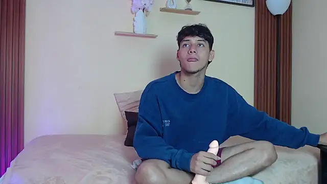 TwoHotTrouble  online show from April 2026 09:31:02 PM