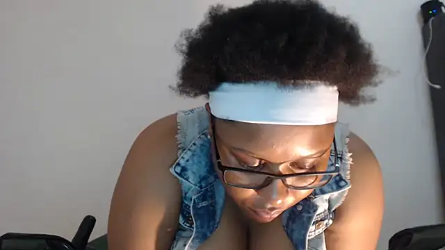 Snapshot of xxZoeyx chatting on February 2025 12:22:02 PM xxZoeyx online show from February 2025 12:22:02 PM