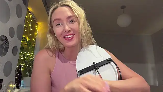 Snapshot of Annycute666 chatting on April 2026 03:43:01 PM Annycute666 online show from April 2026 03:43:01 PM