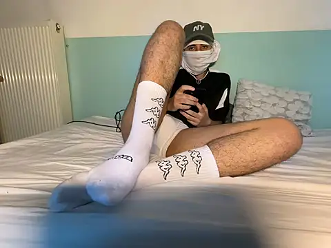 Snapshot of Rebeu_77 chatting on May 2026 06:26:01 PM Rebeu 77 online show from May 2026 06:26:01 PM