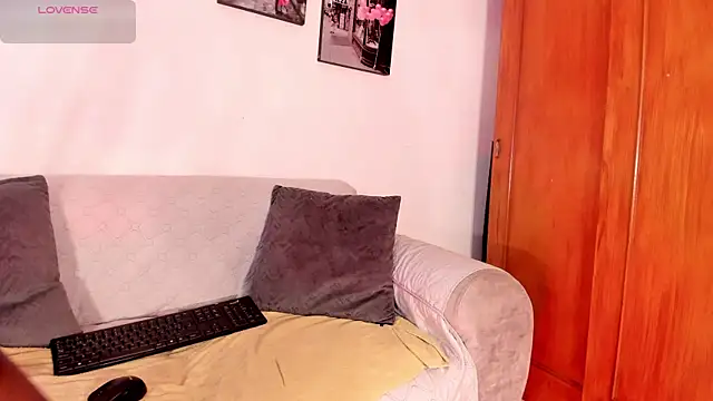 Kaarol w10 online show from April 2026 12:49:01 PM