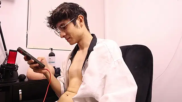 Snapshot of Tyler_Blade chatting on April 2026 12:15:01 AM Tyler Blade online show from April 2026 12:15:01 AM