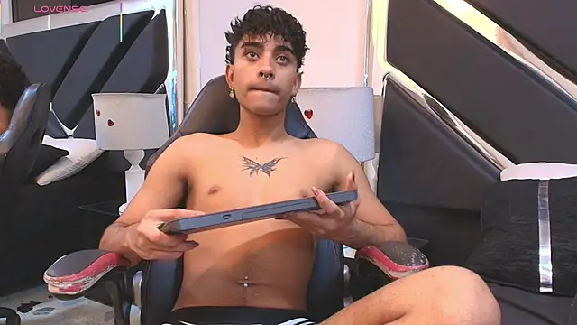 MiikeOthon online show from April 2026 04:11:01 AM