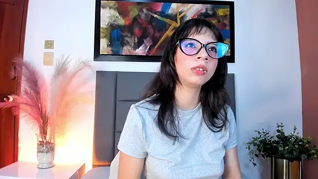 AliceThompsonn  online show from April 2026 06:01:01 PM