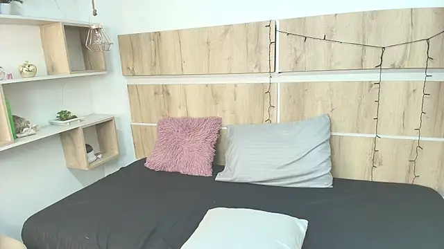 Selene  Luna online show from April 2026 12:22:01 AM