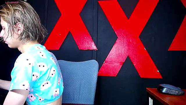 Snapshot of AlanFox1 chatting on April 2026 01:26:01 PM AlanFox1 online show from April 2026 01:26:01 PM