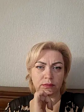 Snapshot of SylvieGold453 chatting on April 2026 09:27:01 AM SylvieGold453 online show from April 2026 09:27:01 AM