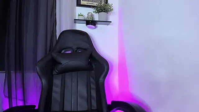 Snapshot of Red_DollX chatting on April 2026 01:44:02 AM Red DollX online show from April 2026 01:44:02 AM