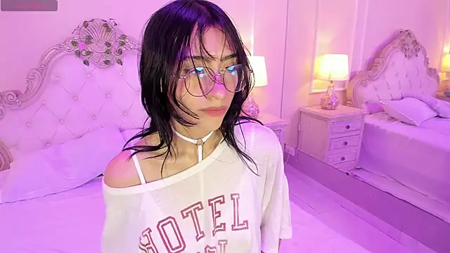 Snapshot of EstherValliere chatting on April 2026 01:26:01 PM EstherValliere online show from April 2026 01:26:01 PM