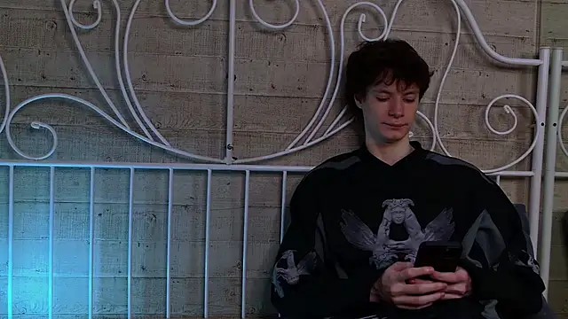 Snapshot of EdwardHogan chatting on April 2026 05:10:01 PM EdwardHogan online show from April 2026 05:10:01 PM