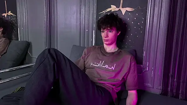 Snapshot of EdwardHogan chatting on April 2026 03:50:02 PM EdwardHogan online show from April 2026 03:50:02 PM