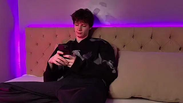 Snapshot of EdwardHogan chatting on April 2026 03:08:01 PM EdwardHogan online show from April 2026 03:08:01 PM