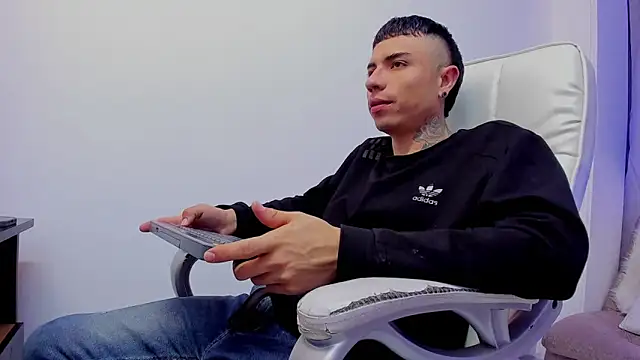 Charlie Foxie online show from April 2026 01:56:01 AM