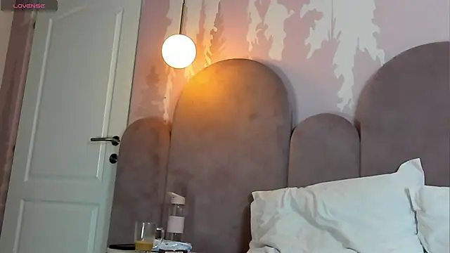 Snapshot of NolaDonovan chatting on April 2026 07:00:01 PM NolaDonovan online show from April 2026 07:00:01 PM