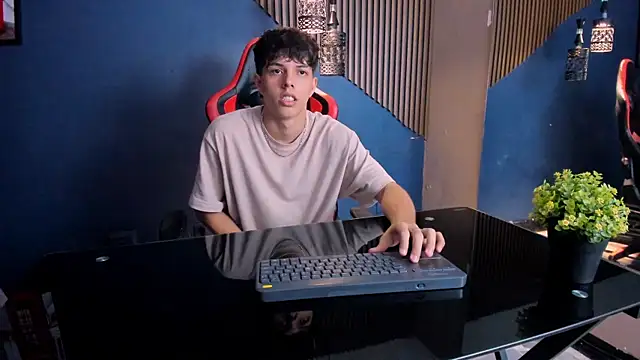 DamiaanXx online show from April 2026 01:05:02 PM