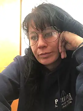 Snapshot of Laacoluu chatting on April 2026 01:11:01 PM Laacoluu online show from April 2026 01:11:01 PM