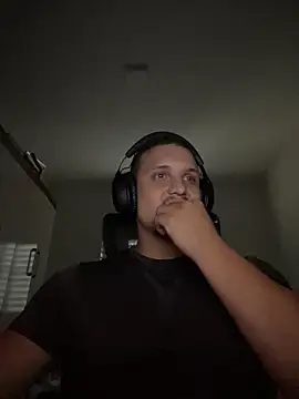 Snapshot of Rossi144Hzz chatting on April 2026 07:00:01 PM Rossi144Hzz online show from April 2026 07:00:01 PM