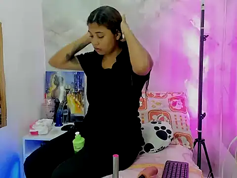 Snapshot of EllyBloom chatting on April 2026 01:41:02 PM EllyBloom online show from April 2026 01:41:02 PM