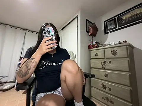Snapshot of vampiralatina chatting on May 2026 04:28:02 AM vampiralatina online show from May 2026 04:28:02 AM