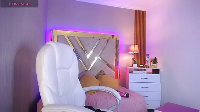 Ashley  Parker online show from April 2026 08:31:01 PM